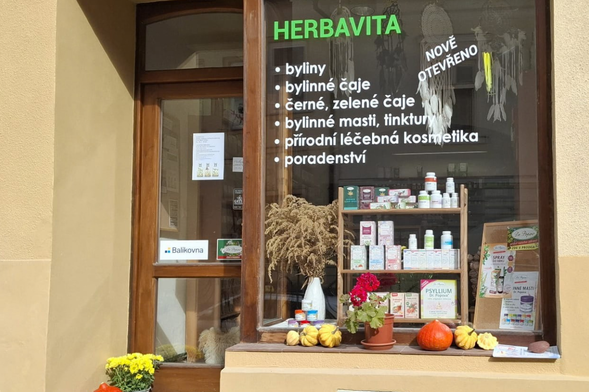 Výloha a vstup do bylinného obchodu Herbavita v Moskevské ulici v České Lípě.